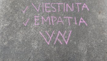 Asfalttiin kirjoitettu lilalla liidulla 