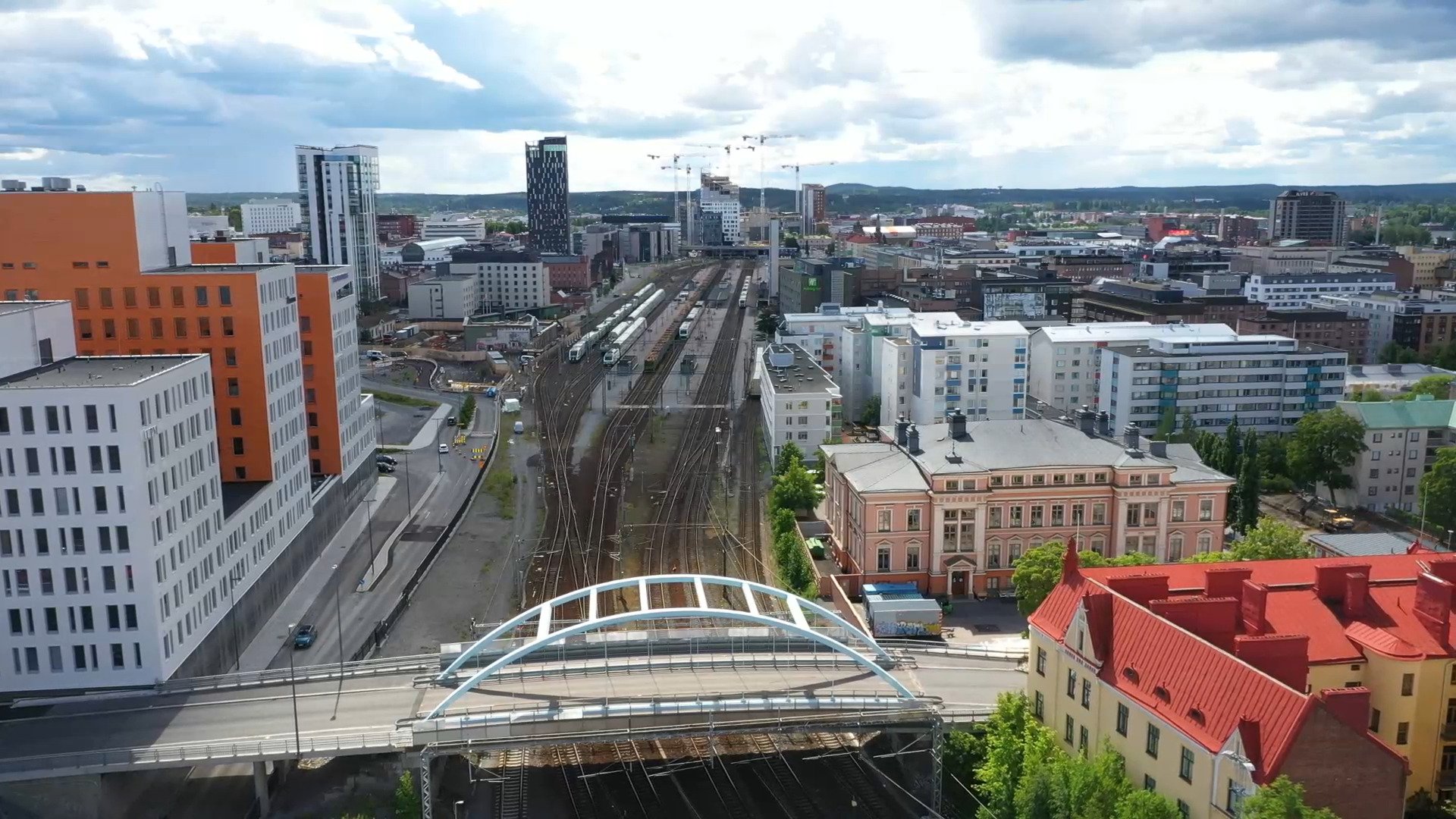 Kuvassa Tampeeen rata-alue ja siihen liittyvä ylikäyntisilta.