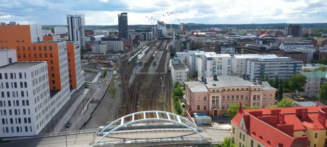 Kuvassa Tampeeen rata-alue ja siihen liittyvä ylikäyntisilta.
