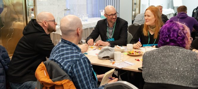 Weladolaisia keskustelemassa kehityspäivillä