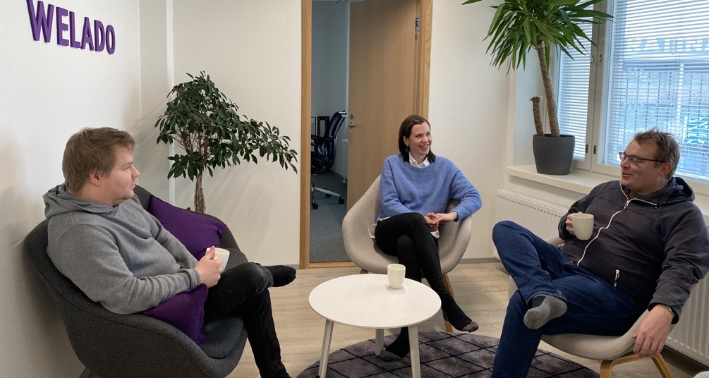 Weladolaisia jutustelemassa kahvin äärellä Tampereen toimistolla.