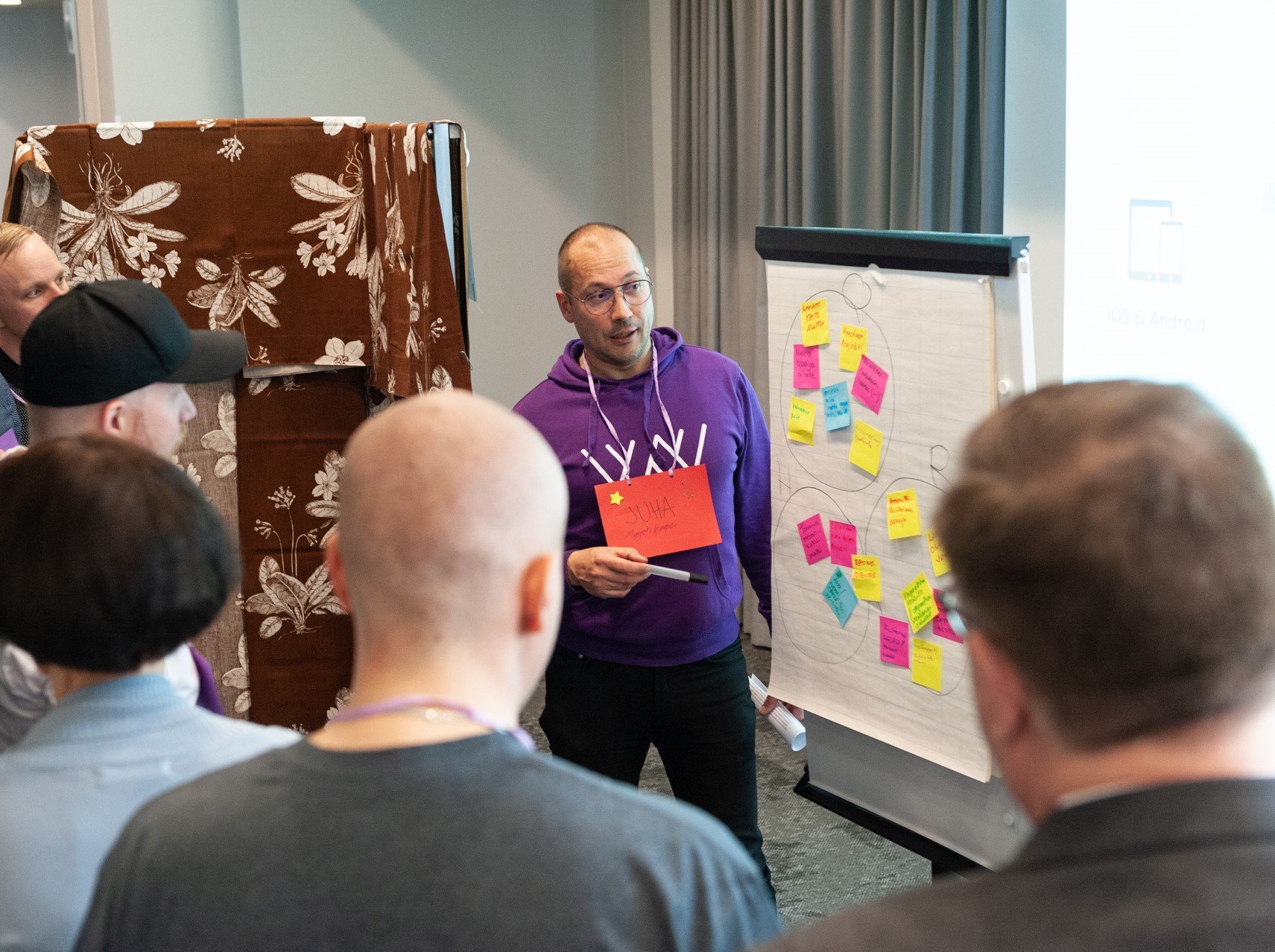 
			    
					
					Weladolaiset kehityspäivillä yhteisen mietintätuokion äärellä.
					
				
			  