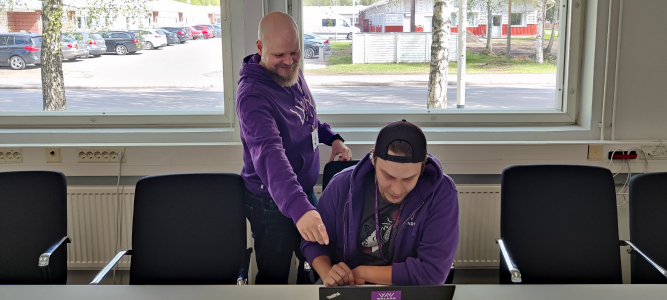 Kaksi weladolaista miestä tutkii tietokoneelta asiaa.
Projektinjohtaminen on asiakkaan ja käyttäjien tarpeen ymmärtämistä sekä sen kääntämistä projektin vaatimuksiksi.