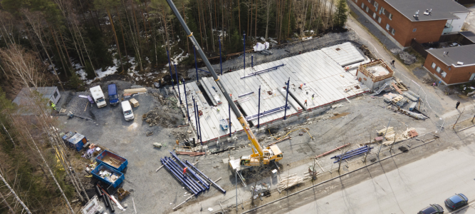 Kuvassa nosturi rakennustyömaalla, kuva otettu ilmastakäsin.
Hankekehitys konkretisoi projektisi ensiaskeleet: viemme tilatarpeesi ideasta, projektin käytännön toteutuksen suunnitelmatasolle.