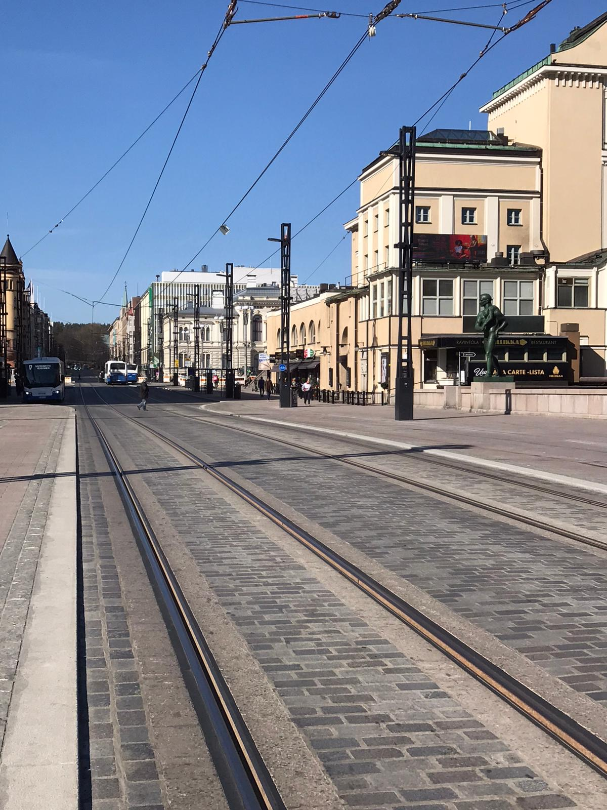 Näkymä Tampereen Hämeenkadulta ja raitiokiskoista.
Kaupunkirata voidaan nähdä kaupunkiympäristön kehityshankkeena, joka elävöittää kaupunkikeskusta ja parhaimmillaan lisää kaupungin tai kaupunginosan vetovoimaa.